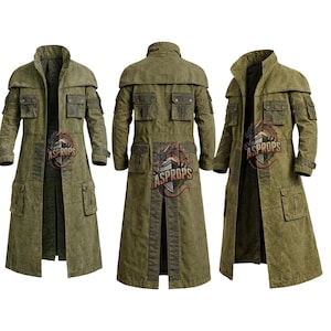 Peut inclure: Un long manteau vert olive avec plusieurs poches et un col montant. Le manteau a un aspect texturé et une fermeture boutonnée. Les manches ont des poches supplémentaires. Le manteau est présenté sous plusieurs angles.