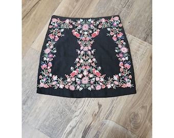 Minissaia preta vintage boho com bordado floral