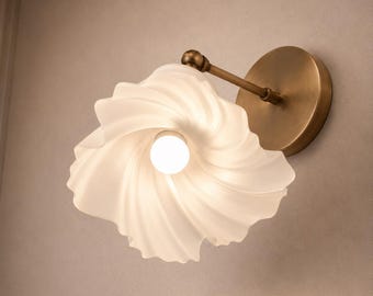 Aplique de pared moderno de latón, pantalla plisada, lámpara escultural, lámpara de mesilla minimalista