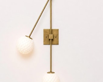 Aplique de pared moderno de latón, pantalla de cristal 3D, lámpara de doble globo, luminaria de mediados de siglo.