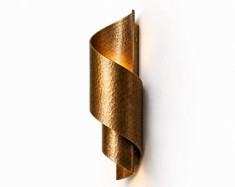 Aplique de pared en espiral de latón martillado hecho a mano, lámpara escultural moderna, iluminación rústica para interiores.