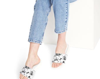 Sandalias/pantalones con estampado de lirios blancos y negros