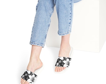 Sandálias rasteiras com estampa floral em preto e branco | Sandálias rasteiras com tira removível