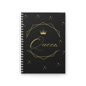 Cuaderno espiral con la inscripción "Queen" y corona dorada / Diseño geométrico floral negro