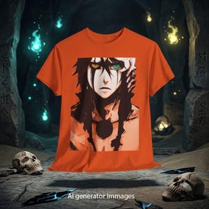 Può includere: Una t-shirt arancione a maniche corte con una stampa grafica di un personaggio in stile anime con capelli scuri, un occhio giallo e un occhio verde. Il personaggio presenta segni neri sotto gli occhi e un emblema circolare sul petto.