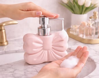 Dispensador de jabón rosa con lazo, de cerámica, recargable, con bomba, bonito y coqueto, para baño, decoración estética, botella para lavabo, regalo para ella.