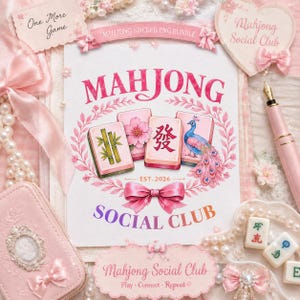 Könnte beinhalten: Ein rosa-weißes Bild mit einem Mahjong Social Club-Design. Das zentrale Design enthält das Wort "MAHJONG" in Rosa, umgeben von floralen Elementen und Mahjong-Steinen. Zusätzliche Elemente sind eine rosa Schleife, ein Stift und der Text "One More Game".