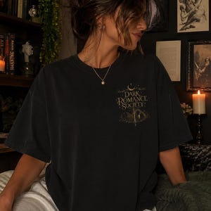 Mentally a Dark Romance Novel T-Shirt | Booktok Girly Design immagine 2