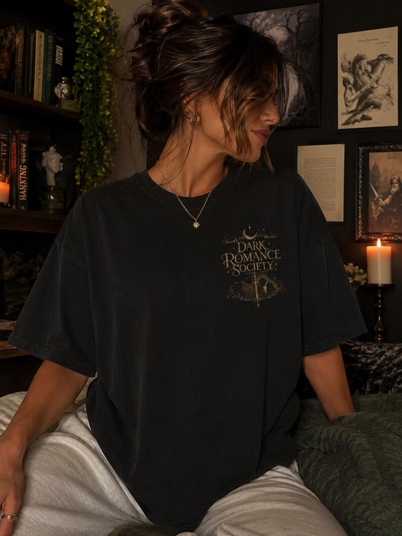 Mentally a Dark Romance Novel T-Shirt | Booktok Girly Design immagine 2