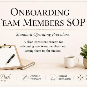 Könnte beinhalten: Eine digitale Dokumentvorlage mit dem Titel Onboarding Team Members SOP, bestehend aus einem Klemmbrett mit Stift, einem Wecker, einer weißen Kaffeetasse und einer kleinen Topfpflanze. Der Text enthält Clear Path Templates, Editable Template, Instant Download und Easy to Customize.