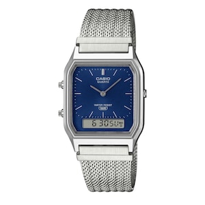 Może przedstawiać: Srebrny zegarek Casio Quartz z niebieską kwadratową tarczą i siatkowym paskiem. Tarcza zegarka wyświetla godzinę oraz napisy "CASIO QUARTZ" i "WATER RESIST". Wyświetlacz cyfrowy pokazuje godzinę 6:30:50.