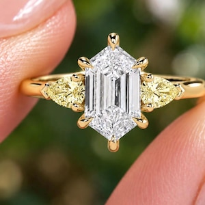 Langwerpige zeshoekige laboratoriumdiamant verlovingsring, gele peervormige zijstenen, trilogie ring met drie stenen, kathedraalklauwzetting