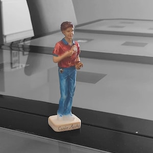 Statua di Carlo Acutis - Patrono dei giovani e dei programmatori informatici Figura Figurina Religiosa Regalo per giovani