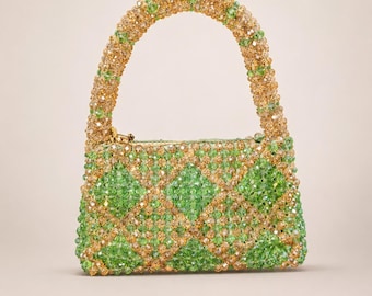 Bolsa de mão verde e dourada com cristais e alça superior, feita à mão para ocasiões especiais, ideal para convidadas de casamento, perfeita para festas e como presente para madrinhas.