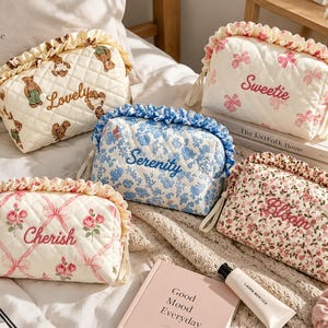 Broderad blommig sminkväska, personlig quiltad sminkväska, reseorganisatör för brudtärnor, rufsad ginghamväska, unik present till henne
