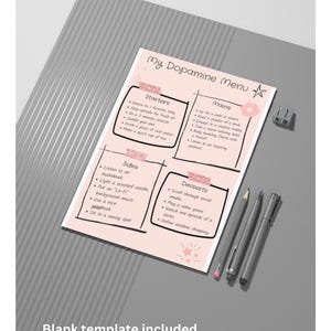 Könnte beinhalten: Eine rosa-weiße "My Dopamin-Menü"-Vorlage mit Ideen für Vorspeisen, Hauptgerichte, Beilagen und Desserts. Die Vorlage enthält einen leeren Abschnitt und wird von Stiften und einer Büroklammer begleitet.