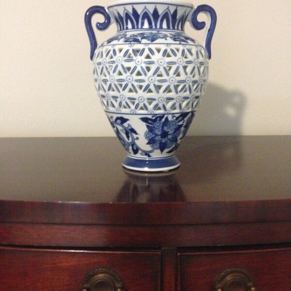 Ginger Jar Blue and White Chinoiserie Oriental Chinese Porcelain Vase