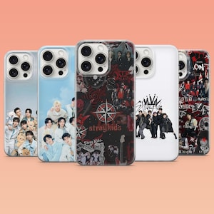 Op de afbeelding: Vijf smartphonehoesjes met Stray Kids-afbeeldingen. De ontwerpen bevatten groepsfoto's, een collage met een kompaslogo en gitaren, een witte hoes met een zwart logo en groepsfoto, en een rood-zwarte collage met de tekst Stray Kids.