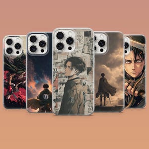 Könnte beinhalten: Eine Sammlung von fünf Handyhüllen mit Illustrationen im Anime-Stil. Die Hüllen zeigen verschiedene Charaktere und Szenen, mit einer Farbpalette aus Braun-, Grün- und Rottönen. Jede Hülle hat ein klares, schützendes Design.