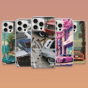 Puede incluir: Una colección de cinco fundas para teléfono con diseños de coches. Cada funda presenta una imagen de coche diferente, incluyendo un coche rosa bajo cerezos en flor, un coche azul y un coche rojo. Las fundas tienen un borde transparente.