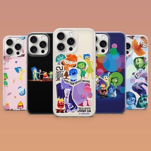 Può includere: Una collezione di cinque custodie per telefono con design colorati ispirati al film "Inside Out 2". Le custodie presentano vari personaggi e scene, con colori vivaci e grafiche giocose. Una custodia ha il testo "MAKE ROOM FOR NEW EMOTIONS" e "JUNE 14".