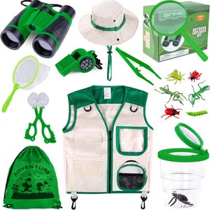 Puede incluir: Un kit de explorador al aire libre que incluye un chaleco beige con ribete verde, un sombrero beige a juego, binoculares verdes, un silbato con brújula, una lupa, una red, pinzas, un contenedor de insectos, una bolsa verde y juguetes de insectos.