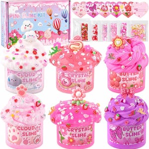 Pode incluir: Um kit de slime rosa com seis recipientes de slime colorido, incluindo slime de nuvem, cristal e manteiga. Cada recipiente é decorado com vários toppings como morangos, corações e flores. O kit inclui uma caixa e elementos decorativos.