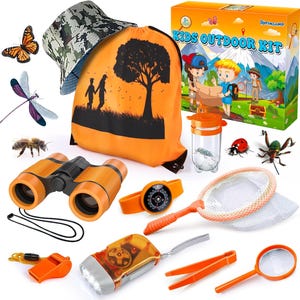 Op de afbeelding: Een outdoor-set voor kinderen met een oranje tas met trekkoord, camouflage vissershoed, oranje verrekijker, kompas, vlindernet, vergrootglas, fluitje, zaklamp met zwengel, pincet, insectencontainer en speelgoedinsecten in een doos.