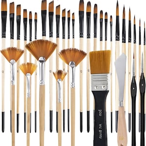 Könnte beinhalten: Eine Sammlung von Künstlerpinseln mit natürlichen Holzgriffen und schwarzen Borsten. Das Set enthält Fächerpinsel, Flachpinsel und Detailpinsel. Die Pinsel sind vor einem weißen Hintergrund angeordnet.