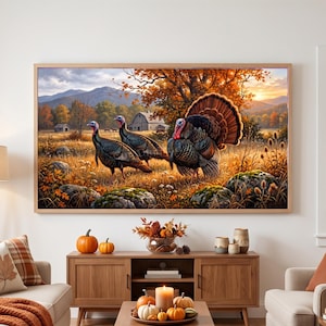 Könnte beinhalten: Ein rechteckiger Wandkunstdruck mit drei Truthähnen auf einem goldenen Herbstfeld mit Bergen, einer Scheune und Bäumen im Hintergrund. Die Szene ist in warmen Orange-, Braun- und Gelbtönen gehalten und zeigt eine ländliche Landschaft bei Sonnenuntergang.