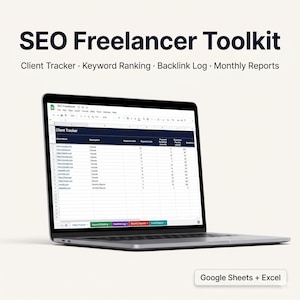 Pode incluir: Um laptop exibindo uma planilha intitulada "Client Tracker" com colunas de dados. A tela mostra o texto "SEO Freelancer Toolkit" e "Client Tracker, Keyword Ranking, Backlink Log, Monthly Reports." O canto inferior direito exibe "Google Sheets + Excel."