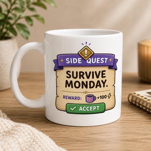 Könnte beinhalten: Ein weißer Keramikbecher mit einem grafischen Design einer Videospiel-Quest-Oberfläche. Der Text lautet SIDE QUEST, SURVIVE MONDAY, REWARD und ACCEPT. Das Design umfasst eine Schriftrolle, ein violettes Tassensymbol, einen Blitz und einen grünen Knopf.