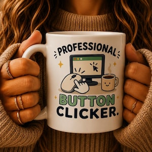 Könnte beinhalten: Ein weißer Keramikbecher mit einer grafischen Illustration eines Computermonitors, einer Computermaus und einer kleinen lächelnden Kaffeetasse. Der Text lautet PROFESSIONAL BUTTON CLICKER. Das Design enthält kleine gelbe Sterne und schwarze Linien.