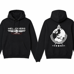 Könnte beinhalten: Schwarzer Kapuzenpullover mit dem Text "HELLDIVERS" über einem Totenkopf- und Flügel-Design. Auf der Rückseite befindet sich ein weißes Globus-Design mit Sternen. Der Satz "A NEW HELL" befindet sich unter der Schädelgrafik.
