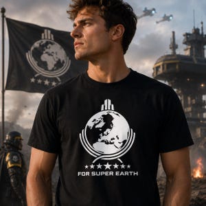 Könnte beinhalten: Schwarzes T-Shirt mit weißer Grafik eines Globus, Linien und einem Gebäudedesign. Der Text "FOR SUPER EARTH" steht darunter. Im Hintergrund ist eine schwarze Flagge mit ähnlichem Design zu sehen.