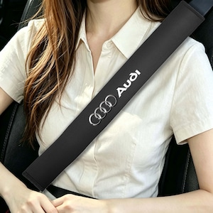 50 cm bältesskydd med Audi-logotyp, axelkudde för säkerhetsbälte med ventilerande nät, mjukt och bekvämt säkerhetsbältesskydd, tillbehör till bilens interiör.