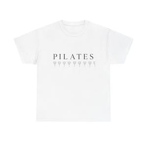 Può includere: T-shirt bianca con la scritta "PILATES" in nero, sopra una fila di illustrazioni floreali stilizzate. Il design è centrato sulla maglietta, offrendo un'estetica minimalista. La maglietta è realizzata in un materiale morbido e confortevole.