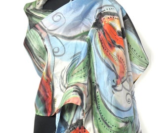 Puede incluir: Una bufanda de seda azul claro con un diseño pintado a mano de flores estilizadas en tonos naranja, rojo, verde y negro.