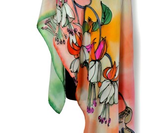Puede incluir: Una bufanda de seda con un diseño pintado a mano de un colibrí y flores en tonos de naranja, rosa, verde y blanco.