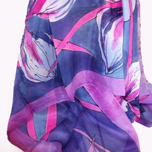 Foulard en soie peint à la main avec orchidées - Foulard long en soie naturelle violet foncé - Accessoire artistique pour femme - Cadeau pour elle
