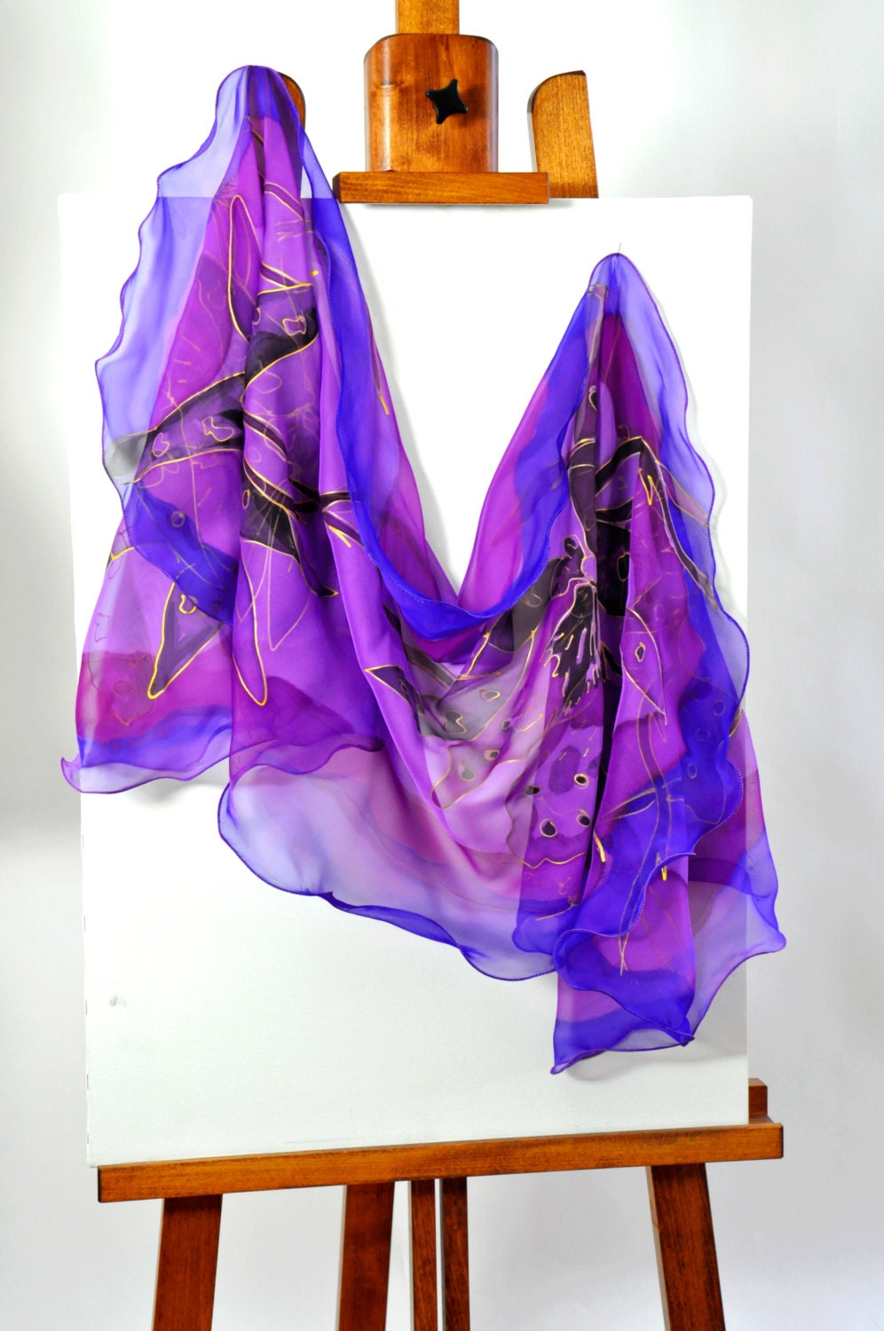 紫の装飾的なスカーフ/柄名:エトリエの競演 紫の装飾的なスカーフ/柄名:エトリエの競演 紫の装飾的なスカーフ/柄名