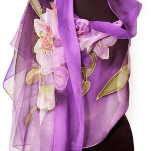 Écharpe en soie peinte à la main violette, peinture à la main de fleurs, écharpe en soie orchidées violettes, écharpe en soie femme, cadeau pour femme, écharpe longue en soie batik