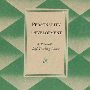 Puede incluir: Una portada de libro con un patrón geométrico verde y beige. El título "PERSONALITY DEVELOPMENT" está impreso en texto negro. El subtítulo es "A Practical Self-Teaching Course".