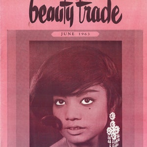 Puede incluir: Una portada de revista vintage con una mujer de cabello oscuro y grandes pendientes colgantes. La revista se titula "beauty trade" y la fecha "JUNE 1963" está impresa debajo del título.