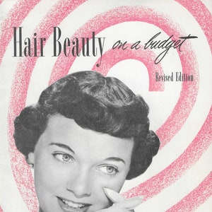 Puede incluir: Una fotografía en blanco y negro de una mujer con el pelo corto y oscuro, que lleva guantes blancos y un collar de perlas. El fondo es un patrón de espiral rosa y blanco. El texto "Hair Beauty on a budget" y "Revised Edition" está impreso en la imagen.