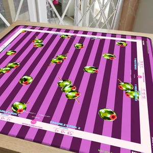 Peut inclure: Un tapis de jeu carré avec un motif d'olives vertes à piment rouge sur des rayures diagonales violet foncé et violet clair. La bordure blanche comporte du texte imprimé tel que Charleston 1, Charleston 2 et des instructions de jeu.