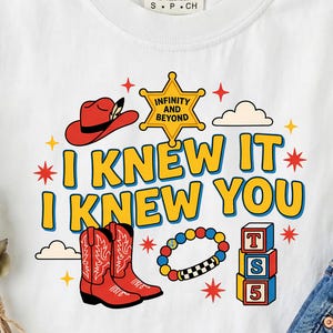 Retro Toy Story 5 PNG, „Ich wusste es, ich wusste dich“-Shirt-Design mit Cowboystiefeln und Freundschaftsarmband zum Download Bild 1