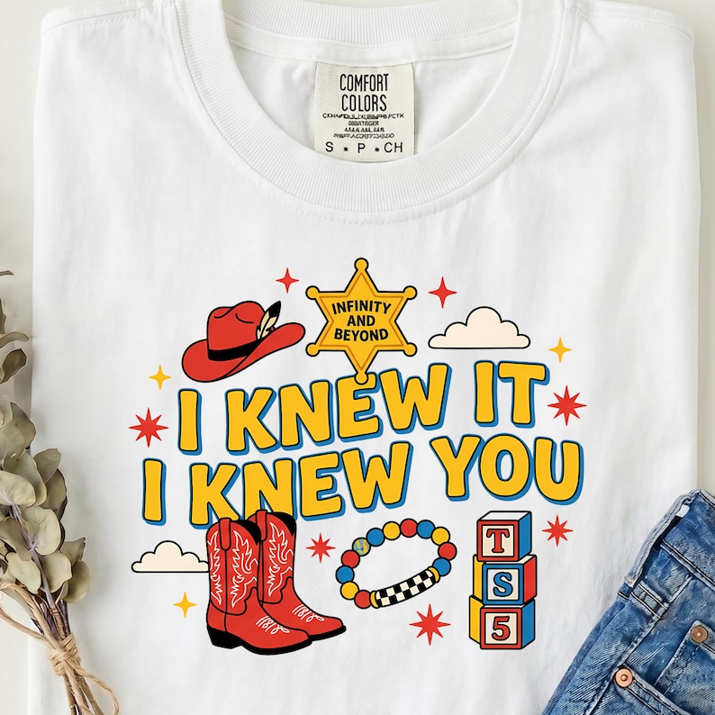 Retro Toy Story 5 PNG, „Ich wusste es, ich wusste dich“-Shirt-Design mit Cowboystiefeln und Freundschaftsarmband zum Download Bild 1