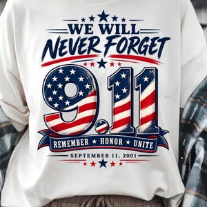 Peut inclure: Un t-shirt blanc avec un motif graphique portant le texte WE WILL NEVER FORGET et 9.11 dans un style drapeau américain rouge, blanc et bleu. Une bannière bleue indique REMEMBER HONOR UNITE avec la date SEPTEMBER 11, 2001, et des étoiles.