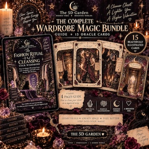 Op de afbeelding: De 5D Garden Wardrobe Magic Bundle bevat een gids van vier pagina's getiteld The Fashion Ritual of Cleansing Your Wardrobe en vijftien geïllustreerde orakelkaarten. De set bevat donkere, mystieke beelden met gouden accenten en kaarsen.